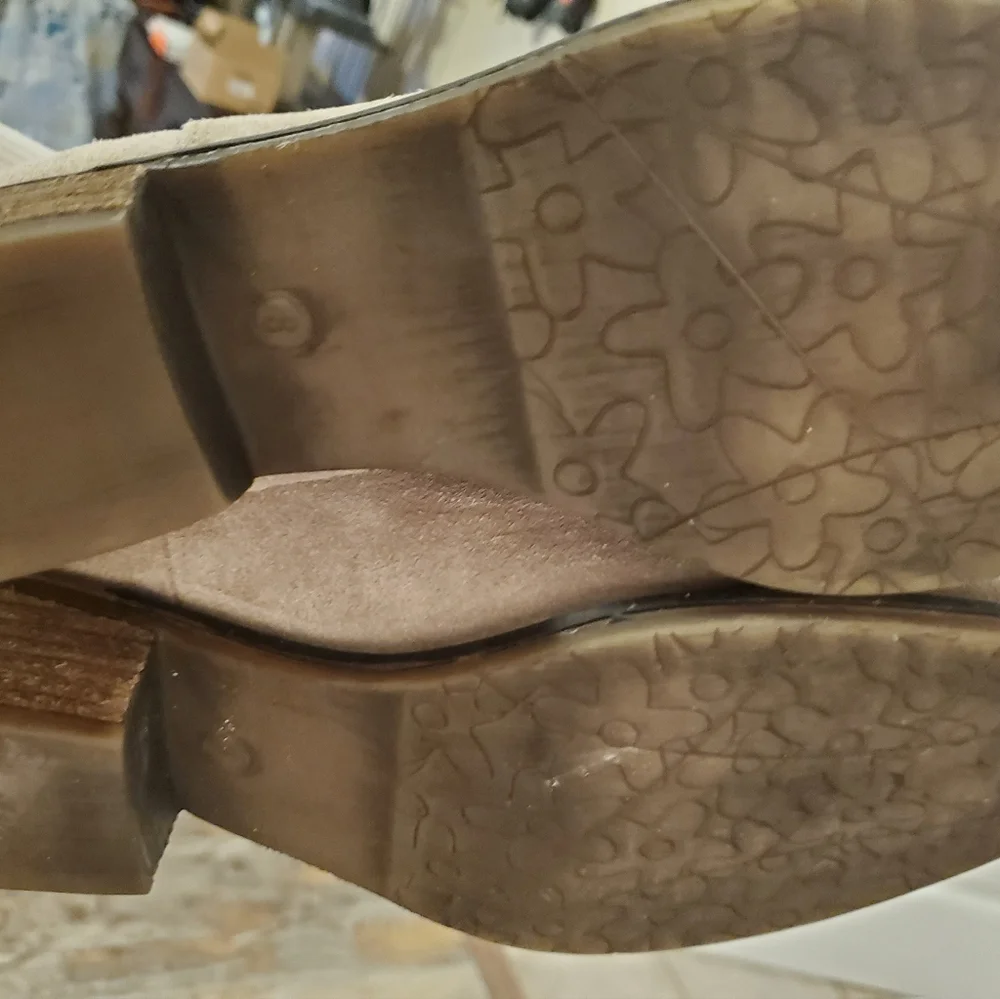 Very Volatile suede booties sz 8 - Picture 3 of 5